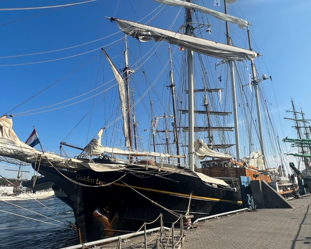 Segelschiff Gulden Leeuw an Kaimauer in Kiel