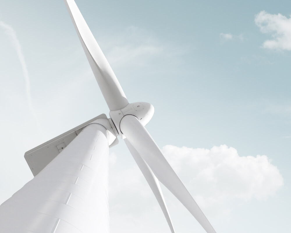 Turbine einer Windkraftanlage von unten nach oben fotografiert
