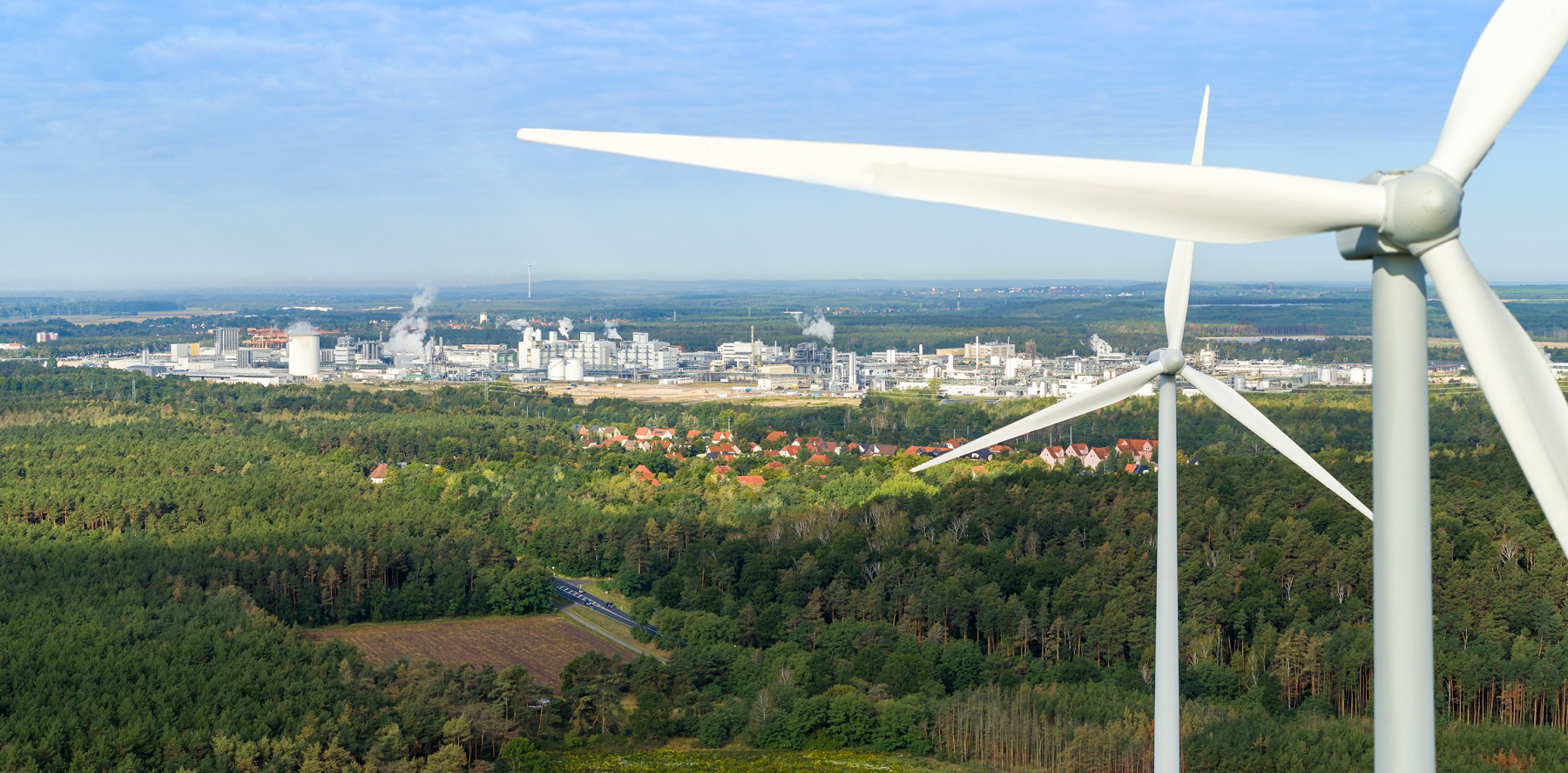 Luftaufnahme auf Höhe einer Windkraftanlage in Richtung BASF Schwarzheide GmbH 
