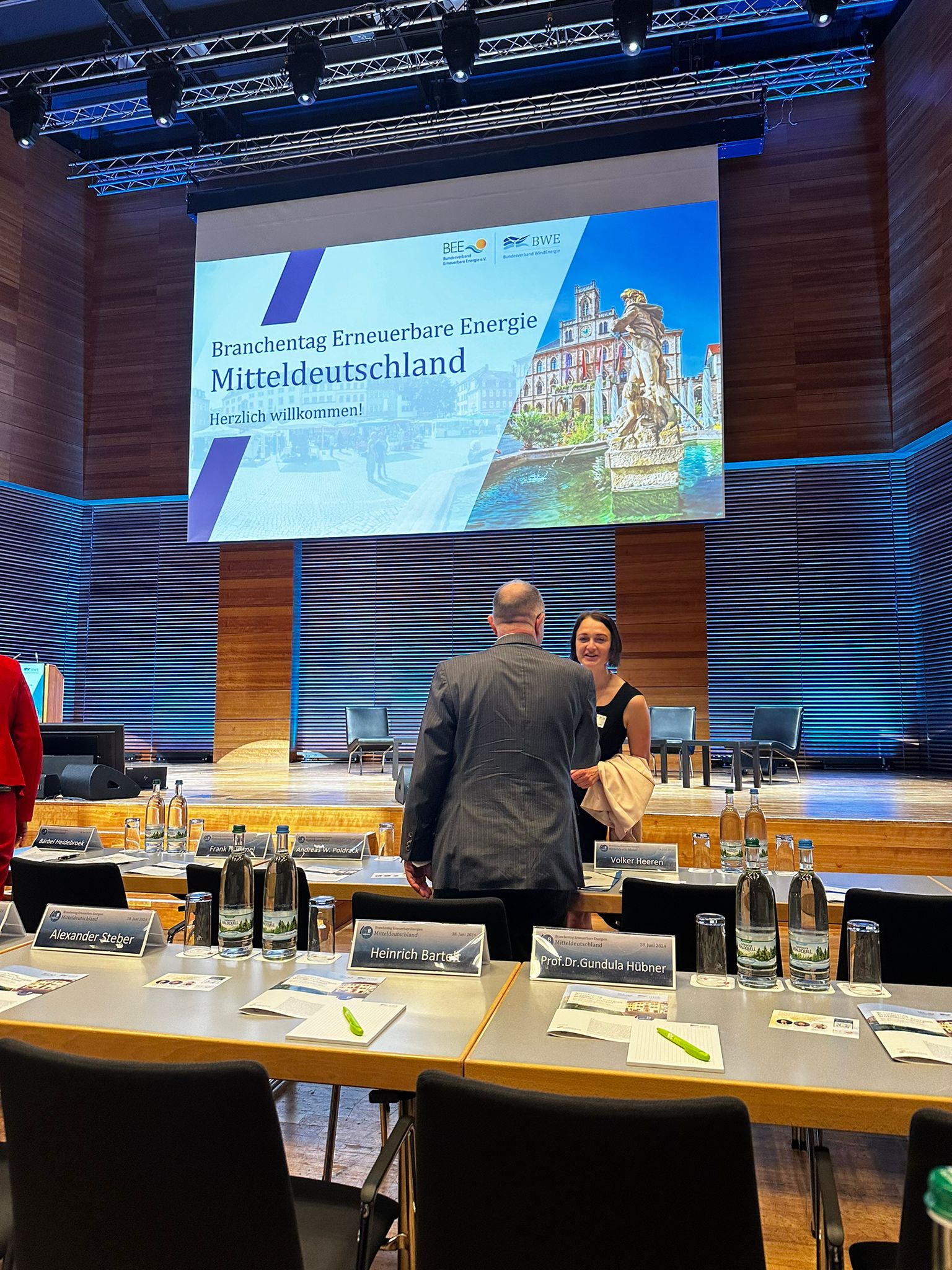 Leinwand im Vortragssaal auf Windbranchentag Mitteldeutschland
