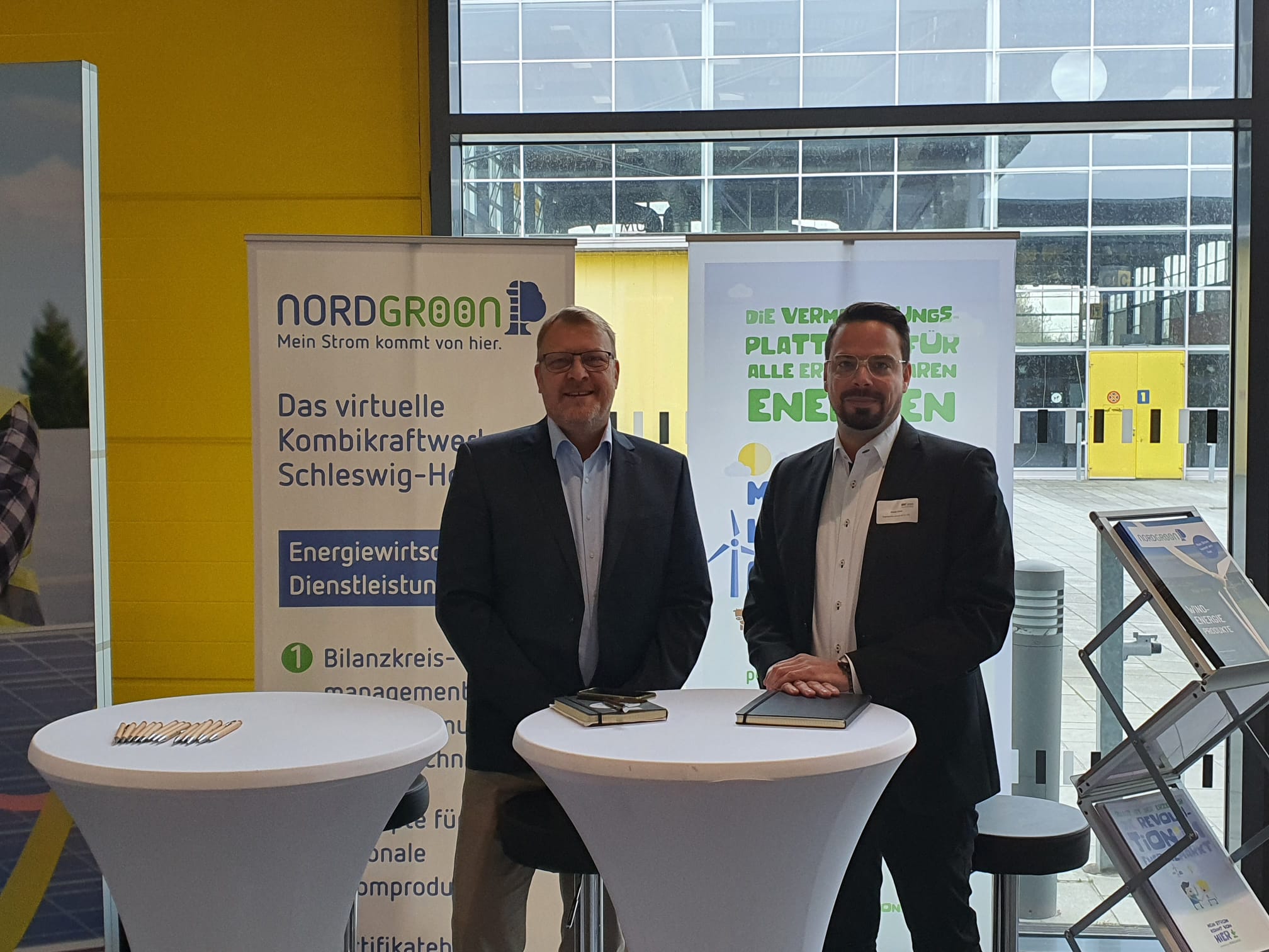 Am Stand von Regiogröön und Nordgröön auf dem Windbranchentag SH 2024 in Husum